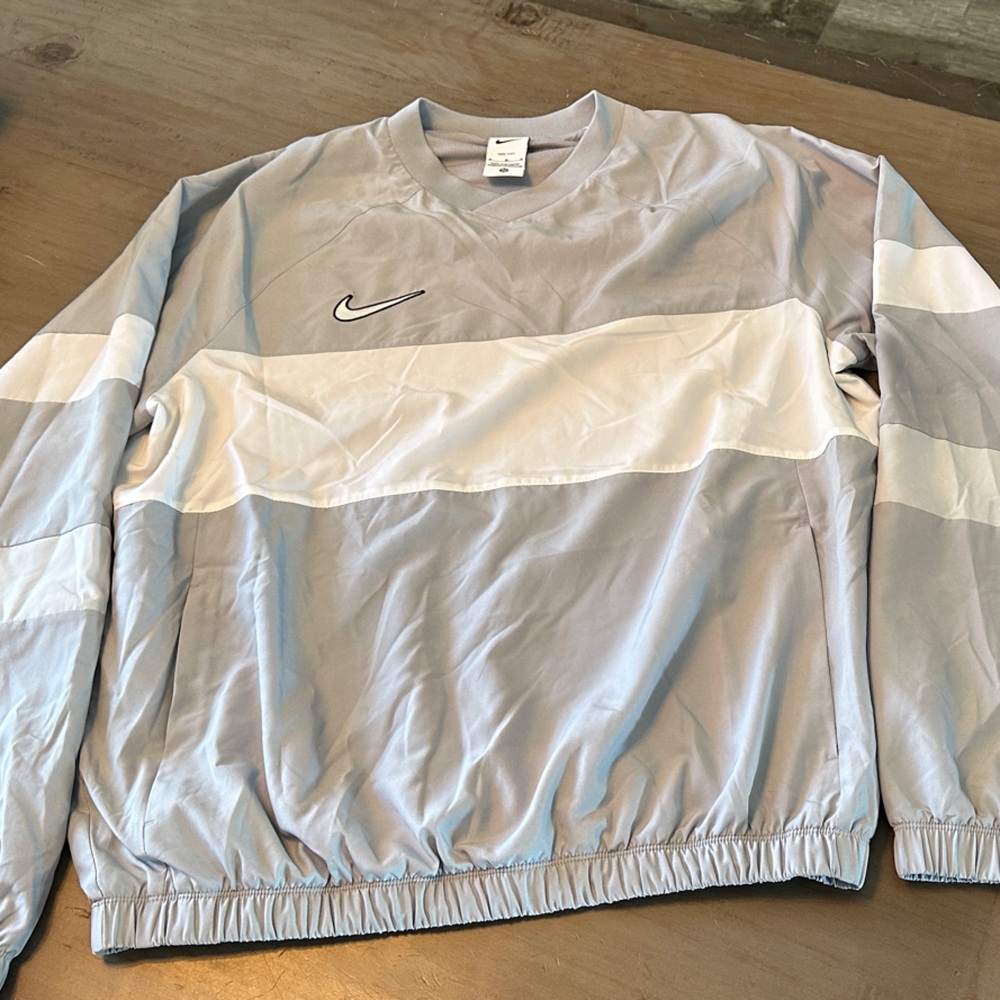 Nike Men's M Lt Gray/White Windbreaker w/zipper pockets mesh Lined NWOT -Sample